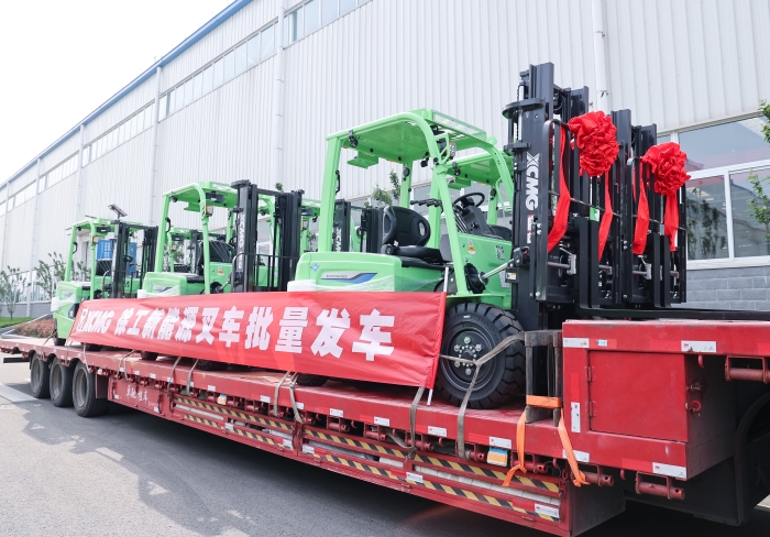 拉斯维加斯9888鲲鹏系列电动平衡重叉车，再掀浦东货运站高效物流新篇