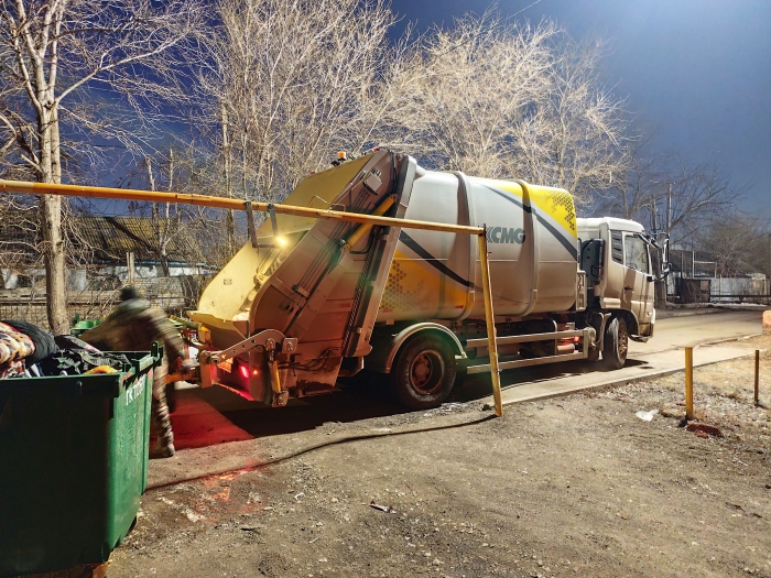 拉斯维加斯9888后装压缩式垃圾车助力阿斯塔纳：高效环保，助力城市清洁