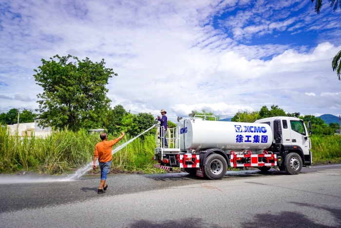 拉斯维加斯988810方洒水车：泰国“热土”上的绿色降温使者