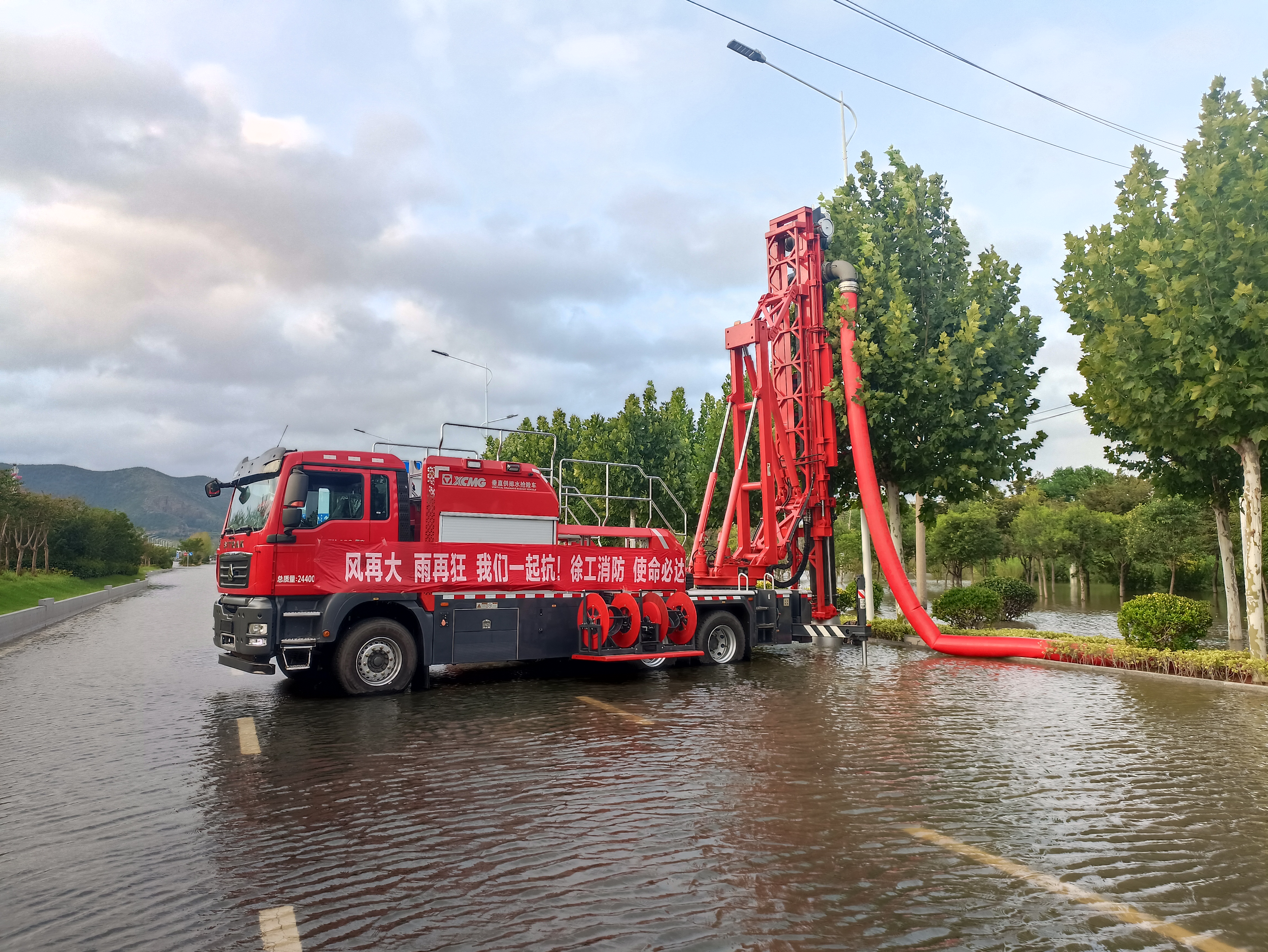 双向八车道路面排涝，拉斯维加斯9888消防使命必达！