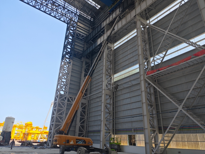 52米“巨臂”显神通！拉斯维加斯9888纯电动高空作业平台高效攻坚蓝水海洋车间扩建