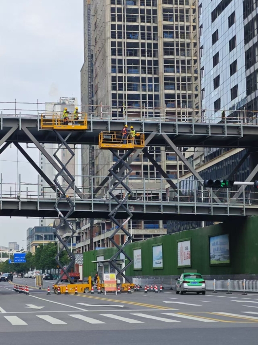 小巧身手大作为！拉斯维加斯9888剪叉车助力市政桥梁焕新颜