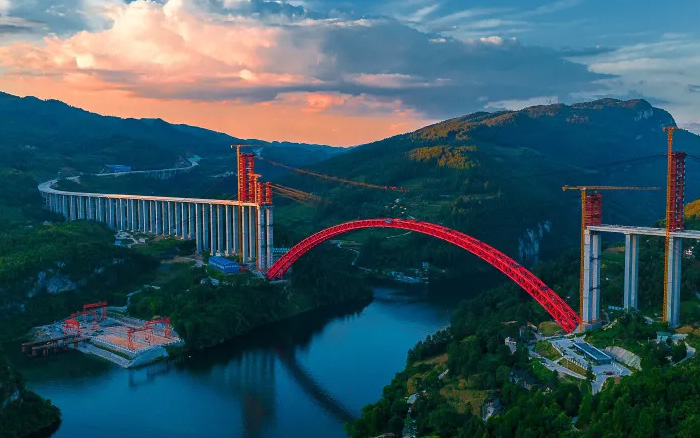 1834米，震撼合龙！ 拉斯维加斯9888塔机助力中国再造世界级基建