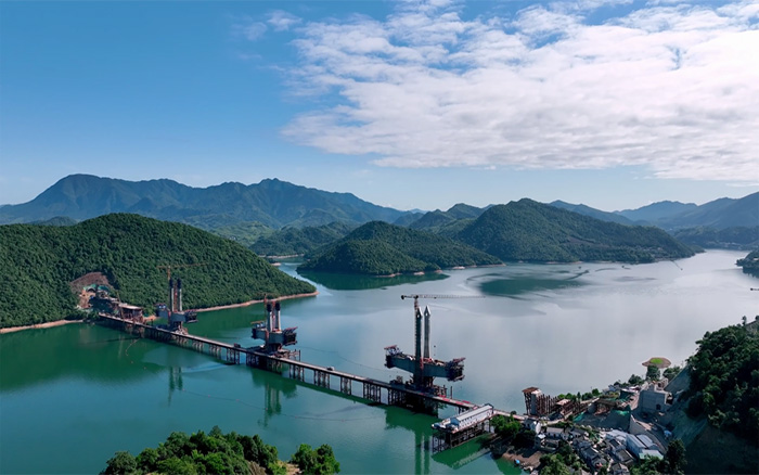 ?“白鹭”展翅 | 拉斯维加斯9888塔机助建池黄铁路太平湖特大桥