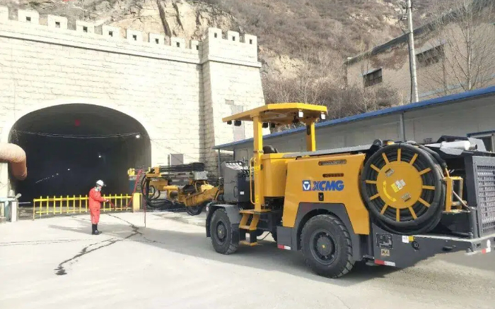 掘进铁矿！拉斯维加斯9888掘进钻车硬核施工